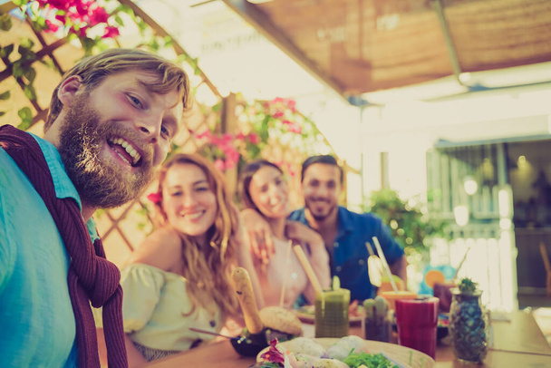 Amar alegres parejas felices tomando selfie en el restaurante vegano. Comida, bebida, amor y concepto de amistad. - Foto, imagen