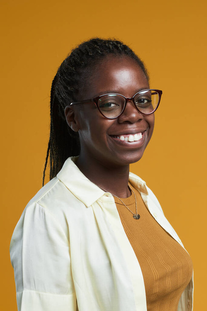 Lächelnde Afroamerikanerin in Gelb - Foto, Bild