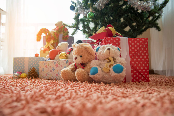 Karácsonyi ajándék doboz alatt csecsebecse karácsonyfa díszített ünnep tél karácsony boldog új évet ünneplés. Ajándék dobozok a családi dekoráció hangulatos nappaliban. Boldog karácsonyt, boldog új évet! - Fotó, kép