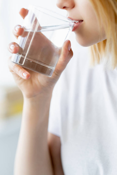 water nutrition aqua mineral woman hand glass - Foto, afbeelding