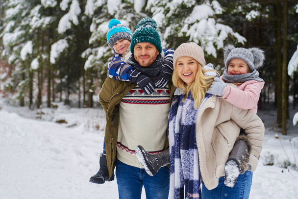 Πορτρέτο της χαμογελαστής οικογένειας την ημέρα του χειμώνα - Φωτογραφία, εικόνα
