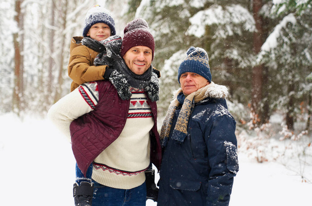 Retrato del tiempo de familia en temporada de invierno - Foto, Imagen