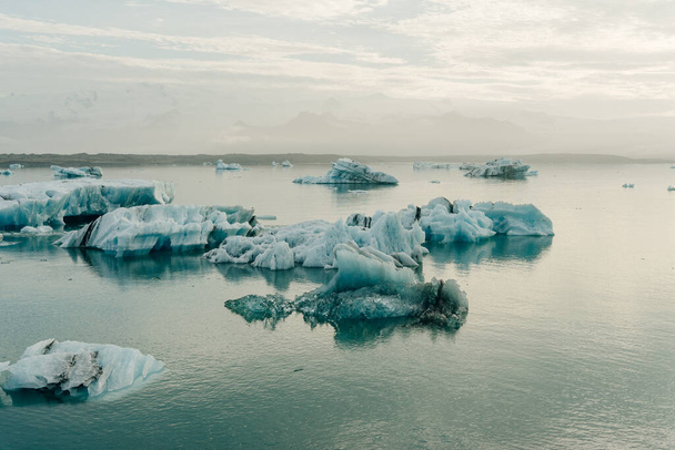 ジョクルサロン氷河ラグーンとダイヤモンドビーチアイスランドの南のVatnajokull国立公園に位置しています。高品質の写真 - 写真・画像