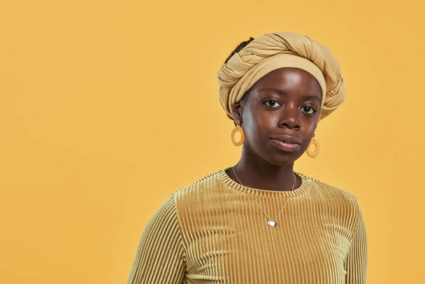 Modern African American Woman on Yellow - Zdjęcie, obraz