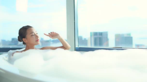 beeldmateriaal van mooi aziatisch vrouw nemen bad met zeepbellen - Video
