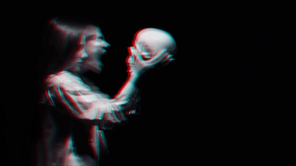 zamazany straszny portret czarownicy-ducha z czaszką martwego człowieka - Zdjęcie, obraz