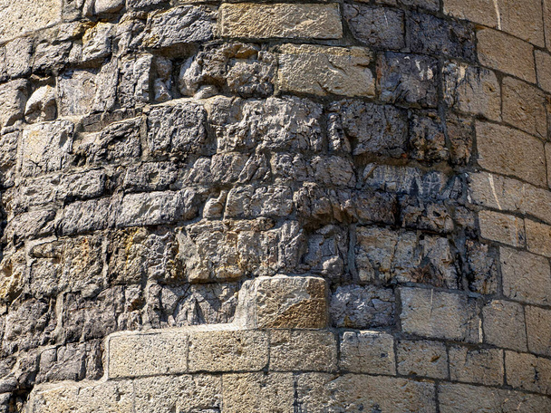 Stara zaokrąglona ściana wykonana jest z prostokątnych bloków kamiennych. Powierzchnia cegieł jest w pęknięciach. Streszczenie kamiennego tła. Imitacja malarstwa olejnego. Ilustracja 3D. 3d renderowanie. - Zdjęcie, obraz