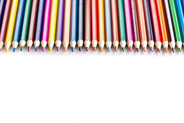 Uma linha de lápis coloridos sobre um fundo branco. Orientação horizontal, espaço de cópia. - Foto, Imagem