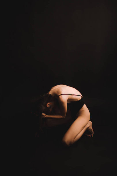жіноча спина на чорному тлі, нечіткі деталі жіночого тіла
 - Фото, зображення