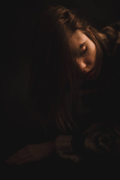 color portrait on long exposure, fuzzy silhouettes of a woman's face, defocus and smearing - Fotografie, Obrázek