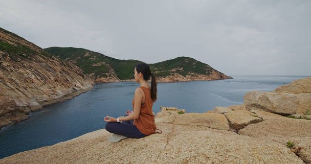 Femme faire du yoga sur l'île de Po Toi - Photo, image