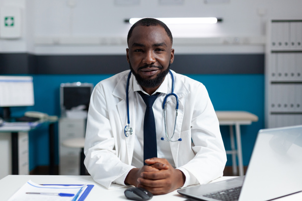 Portret lekarza medycyny afrykańskiej pracującego w biurze szpitalnym - Zdjęcie, obraz