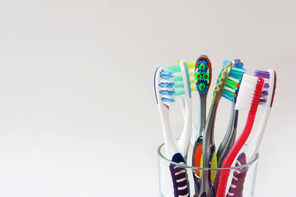 wielokolorowe szczoteczki do zębów do czyszczenia zębów - Zdjęcie, obraz