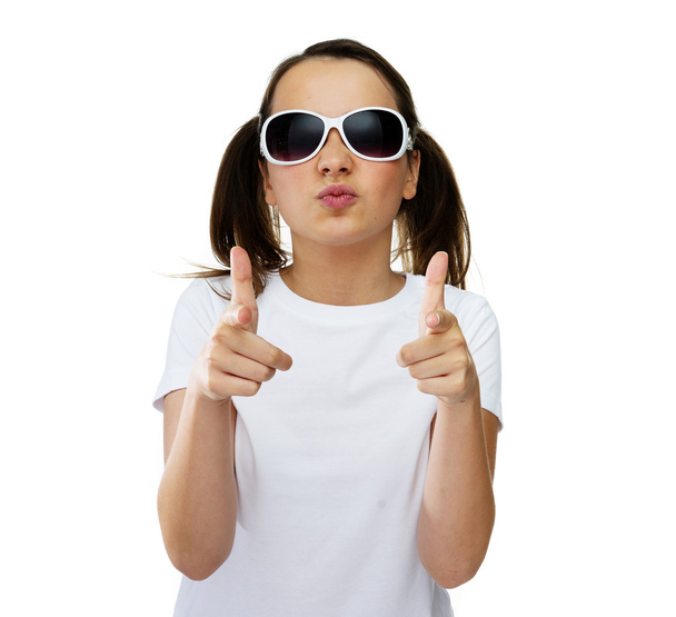 Улыбающаяся молодая девушка в модных солнечных очках
 - Фото, изображение