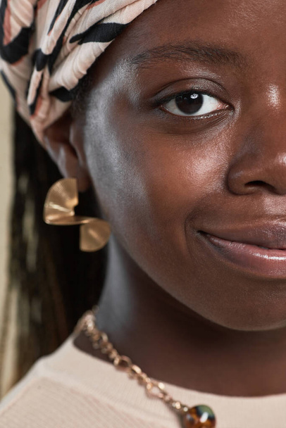 Gülümseyen Afrikalı Amerikalı Kadın Yakından - Fotoğraf, Görsel