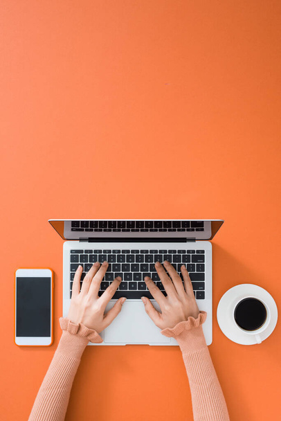 Kobiece ręce na białym laptopie z czarną klawiaturą - Zdjęcie, obraz