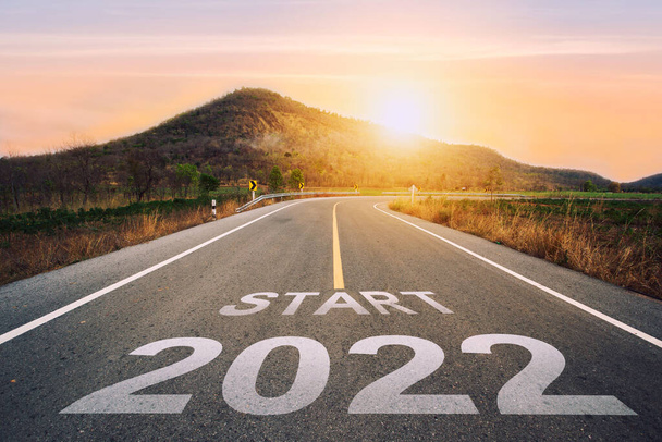 Έναρξη 2022 γραμμένο σε αυτοκινητόδρομο στη μέση του άδειου ασφαλτοστρωμένου δρόμου του ασφαλτοστρωμένου δρόμου στο ηλιοβασίλεμα. Έννοια του σχεδιασμού και της πρόκλησης, επιχειρηματική στρατηγική, ευκαιρία, ελπίδα, νέα αλλαγή ζωής.για 2021-2022. - Φωτογραφία, εικόνα