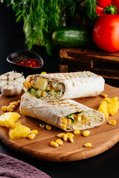 envolturas caseras de pollo con verduras, queso y piñas - Foto, Imagen