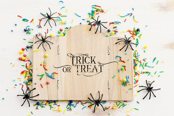 loma kuva Halloween.spiders ja puinen kartonki runko tekstiä yli valkoinen puinen pöytä - Valokuva, kuva