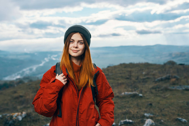 alegre mujer excursionista caminando en las montañas  - Foto, Imagen