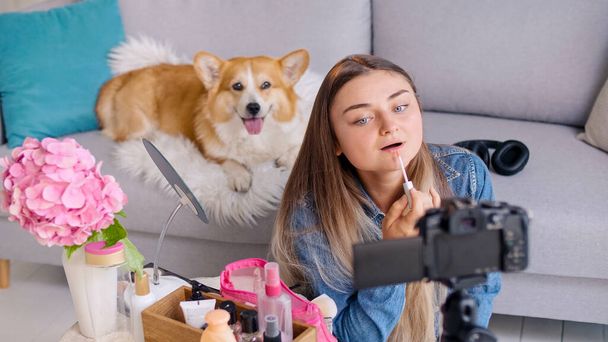 Atraktivní puberťačka bloguje o make-upu. Mladá dívka natáčí svůj video blog krásy. Mladá dívka dělá distanční učení v kosmetice, zatímco blogování. - Fotografie, Obrázek