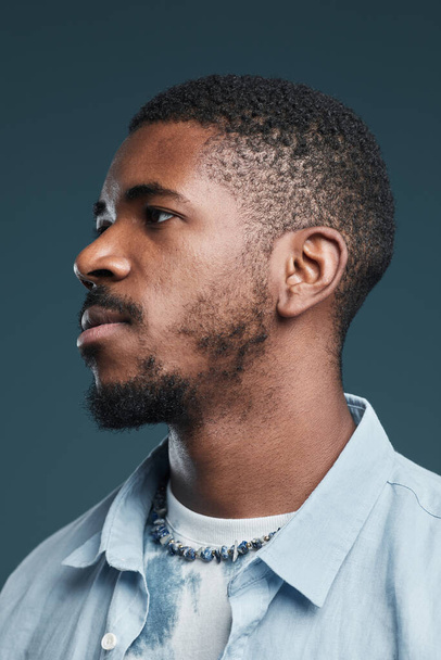 Mavi Taraftaki Genç Afrikalı Amerikalı Adam - Fotoğraf, Görsel