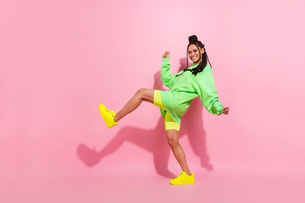 Foto em tamanho completo de encantador jovem afro-americano dança bom humor rua estilo isolado no fundo cor-de-rosa - Foto, Imagem