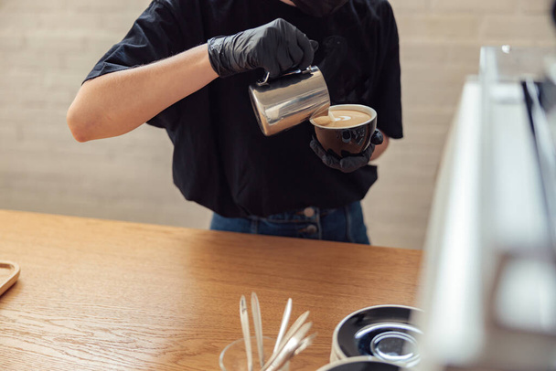 Barista profesional está haciendo café con leche fresco para llevar - Foto, imagen