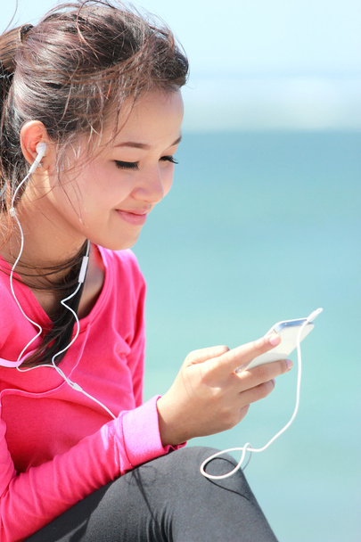 sporty young woman using cellphone - Foto, Bild