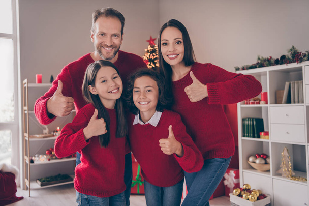 Photo of lovely family show thumbs-up advise recommend promo suggest like x-mas advent guy magic indoors - Foto, Imagem