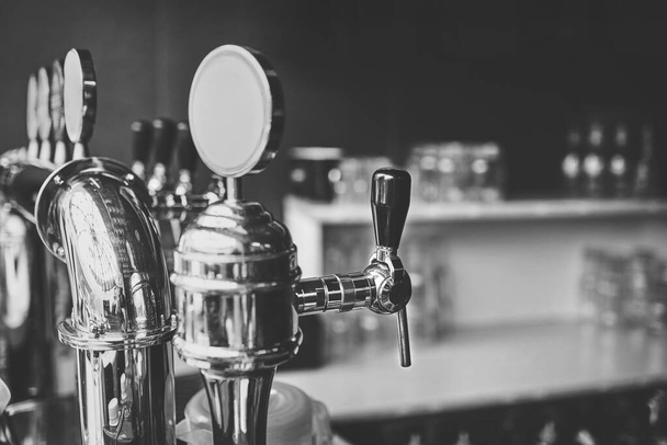 utrata ręki barmana przy piwie nalewającym piwo zanurzone w beczce piwa - Zdjęcie, obraz