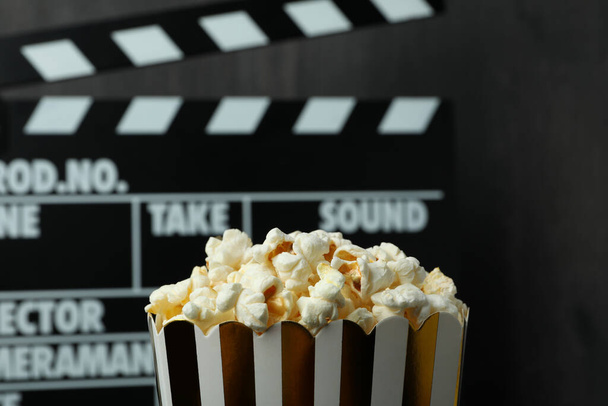 Clapperboard és popcorn izolált fehér alapon. - Fotó, kép