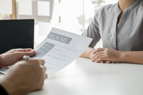 Business people hold a resume and talk to job applicants for job interviews about careers and Their personal history in the company. Recruitment concepts. - Foto, Imagem