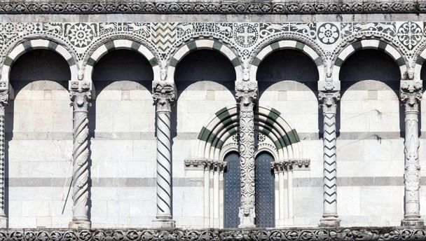 Yksityiskohdat julkisivu San Martinon katedraali Lucca
 - Valokuva, kuva