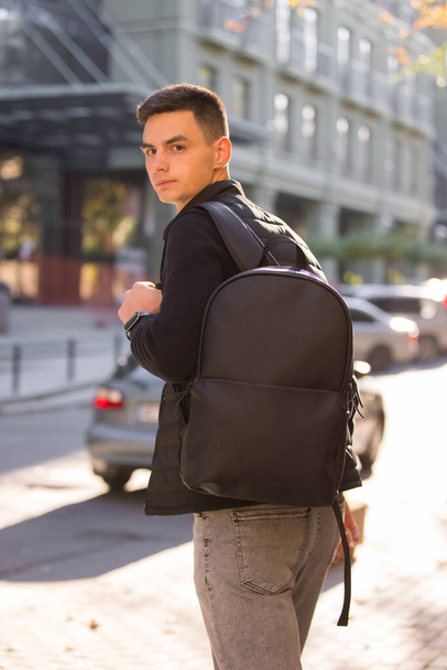 Tourist man with backpack in a city - Zdjęcie, obraz