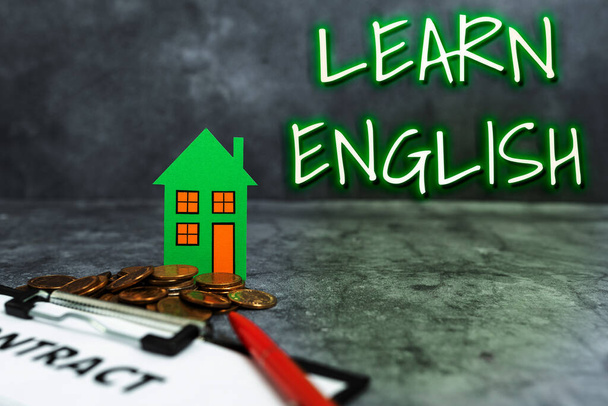 Inspiracja ukazująca znak Ucz się angielskiego. Business showcase zdobyć wiedzę w nowym języku poprzez studium prezentujące nowy dom, Home Sale Deal, dając własność ziemi - Zdjęcie, obraz