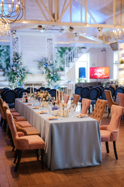 Bankettsaal für Hochzeiten, Dekoration des Bankettsaals, stimmungsvolle Dekoration - Foto, Bild