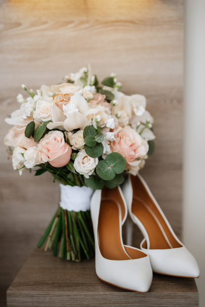 κομψό γαμήλιο μπουκέτο από φρέσκα φυσικά λουλούδια και πράσινο - Φωτογραφία, εικόνα
