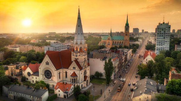 Luchtfoto van de stad Lodz in Polen bij zonsondergang  - Foto, afbeelding