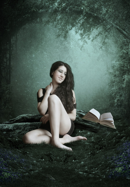 Orman çim üzerinde oturan kız - Fotoğraf, Görsel