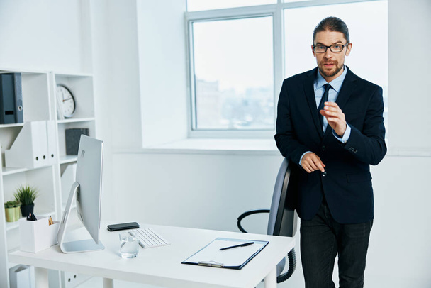gérant masculin dans le bureau gestes avec ses mains ordinateur - Photo, image