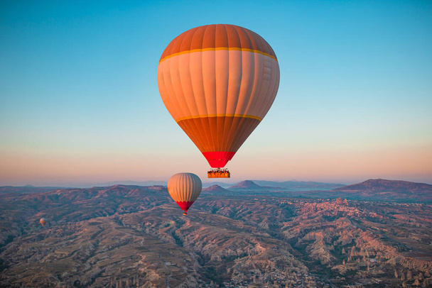 Яркие воздушные шары в небе Каппадокии, Турция - Фото, изображение