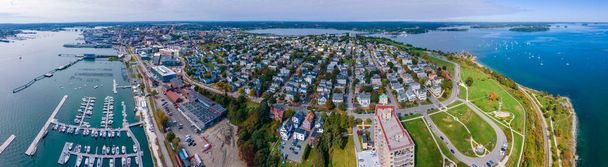 Portland Harbor and mouth of the Fore River panoramisch uitzicht vanuit East End of Portland, Maine ME, Verenigde Staten.  - Foto, afbeelding