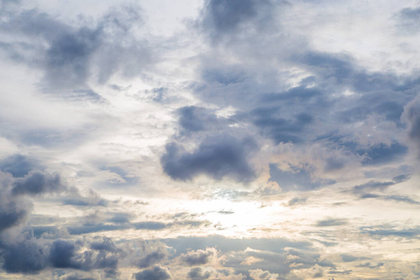 небо і хмари перед фоном заходу сонця
 - Фото, зображення