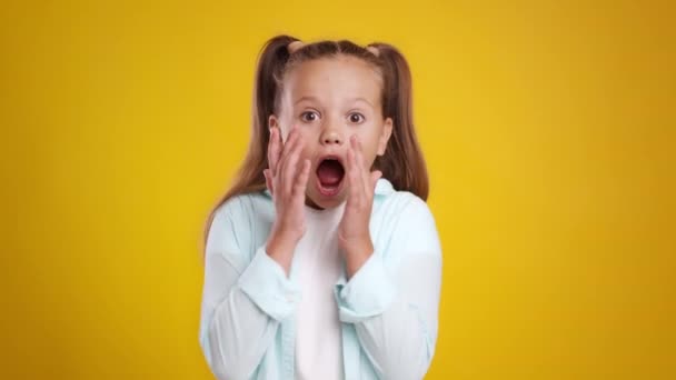 Kindheit und Angst. Nettes kleines Mädchen, das sich ängstlich und verängstigt fühlt, den Mund vor Schock bedeckt und zurückkommt - Filmmaterial, Video