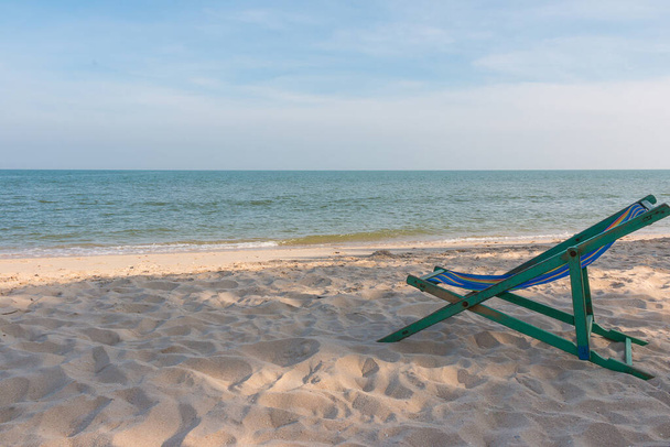 üres fa strand szék a strandon háttér - Fotó, kép