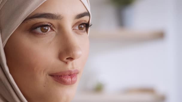 Ortadoğulu güzel bir kadının yarı profilli portresi boş alana bakıyor ve gülümsüyor. - Video, Çekim