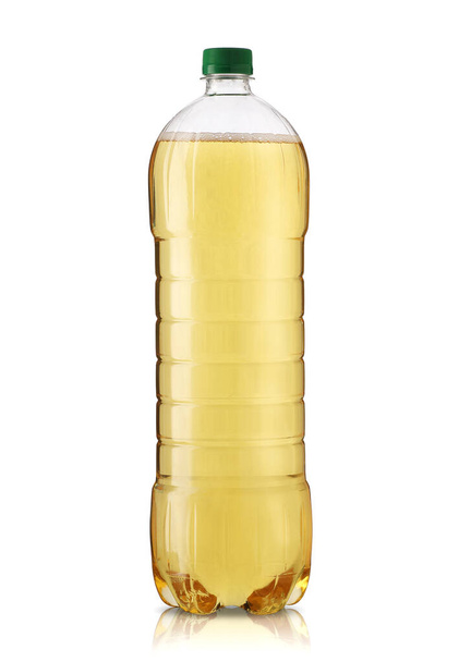 πλαστικό μπουκάλι με μήλο ποτό σε λευκό φόντο - Φωτογραφία, εικόνα