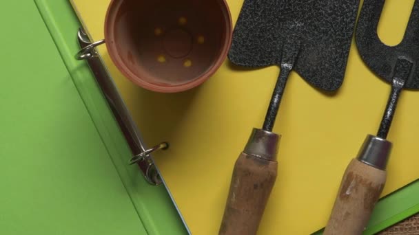 Інструменти для садівництва та щоденник на валійському мішковині
  - Кадри, відео