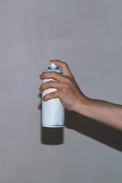 Spray can in hand. painting process - Zdjęcie, obraz